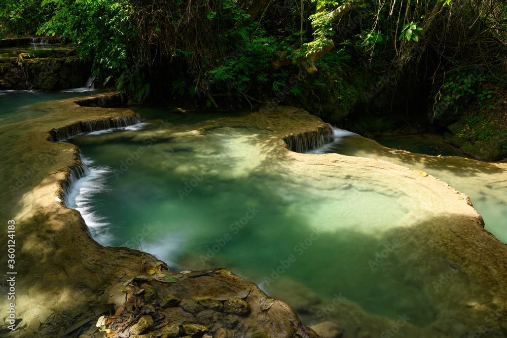 Les bassins formant des plateaux d'eau vus de dessus aux chutes de Kuang Si, à Luang Prabang, au Laos. Les bassins formant des plateaux d'eau vus de dessus aux chutes de Kuang Si, à Luang Prabang, au Laos.