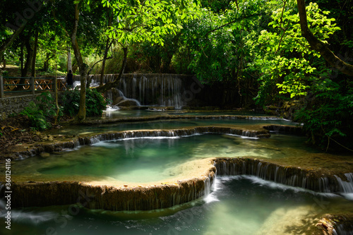 Les bassins formant des plateaux d'eau aux chutes de Kuang Si, à Luang Prabang, au Laos.