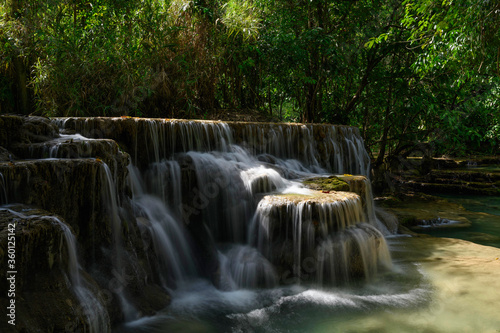 Une cascade vue de côté aux chutes de Kuang Si, à Luang Prabang, au Laos.