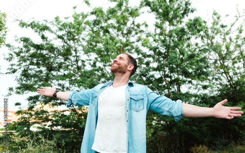 Foto Carefree and free man raising his arms