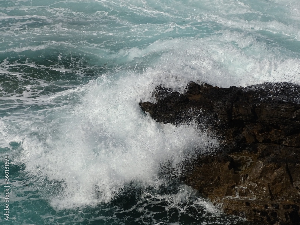 Naklejka premium MAR BRAVÍO. ESPUMA DE MAR ENTRE LAS ROCAS.