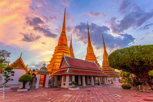 Tableau sur toile Wat Pho Temple or Wat Phra Chetuphon in Bangkok