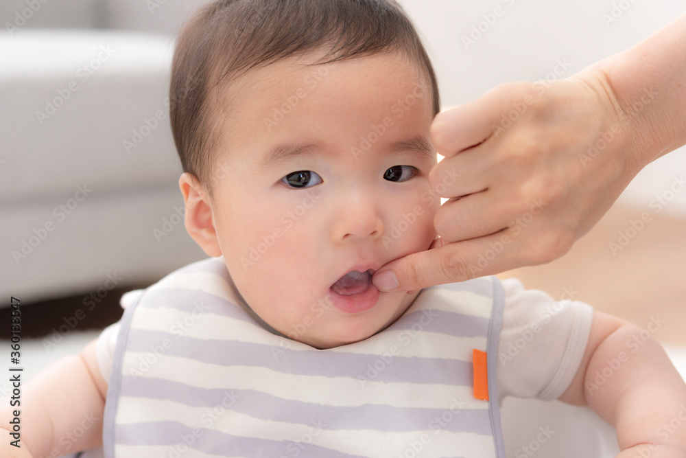 赤ちゃん口のまわりに薬を塗る Stock Photo Adobe Stock