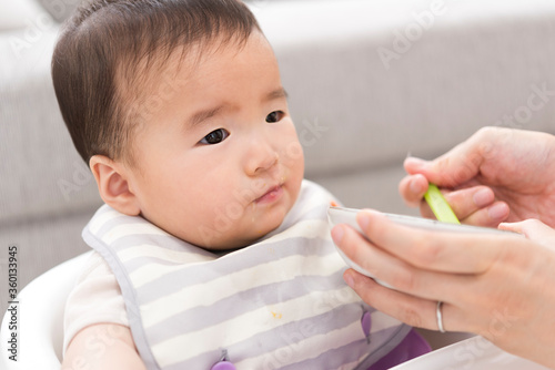 離乳食を食べる赤ちゃん