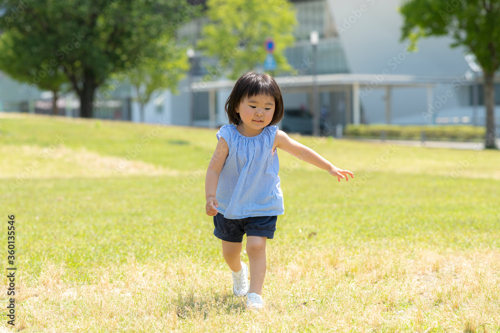 夏の強い日差しの屋外で遊ぶ子ども