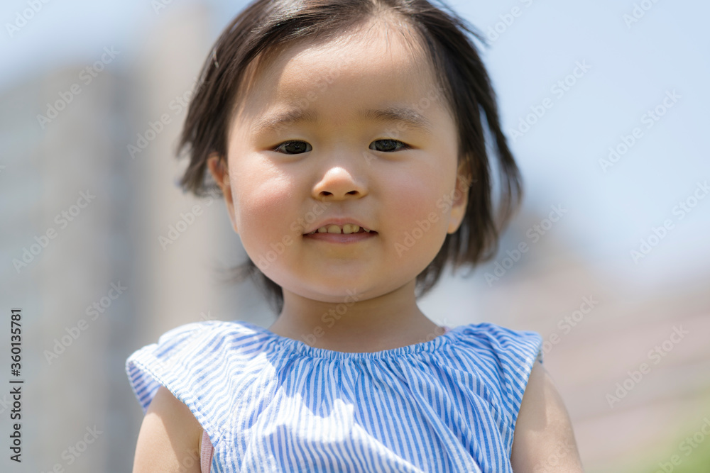 夏の強い日差しの屋外で遊ぶ子ども 夏の強い日差しの屋外で遊ぶ子ども