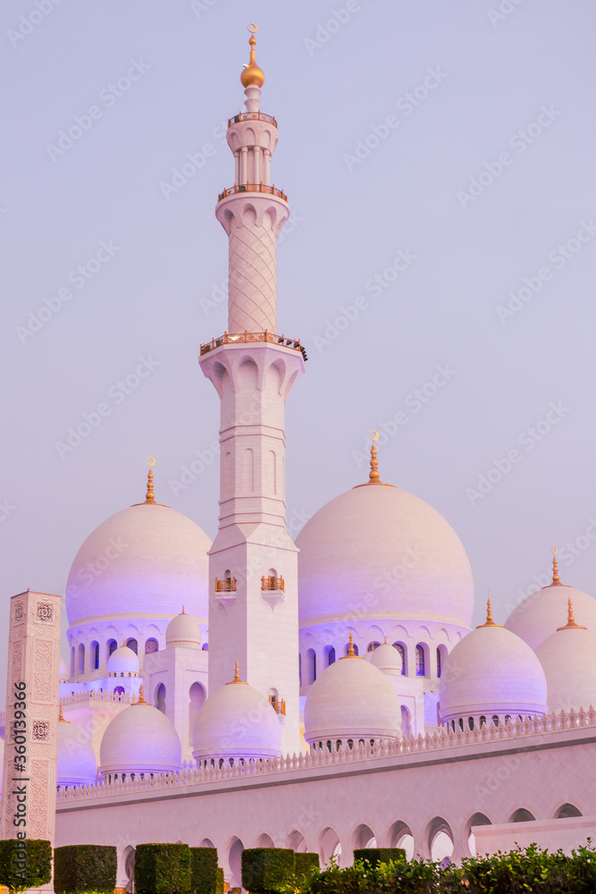 Obraz premium sheikh zayed frand mosque in abu dhabi, unique architecture intended by late president of UAE sheikh zayed bin sultan al nahyen.