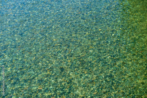 Klares sauberes Wasser im See