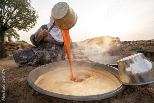 Fotografía making grape molasses and raisins with traditional method