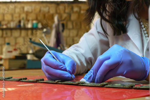 Foto restorer cleans antiquities