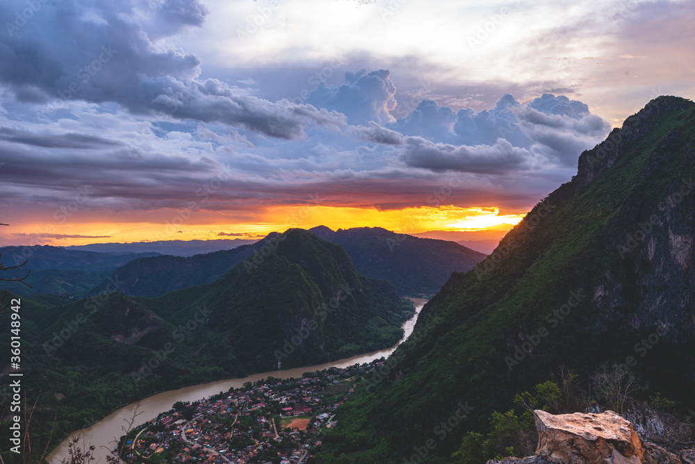 Obraz premium stunning sunset over the mountains