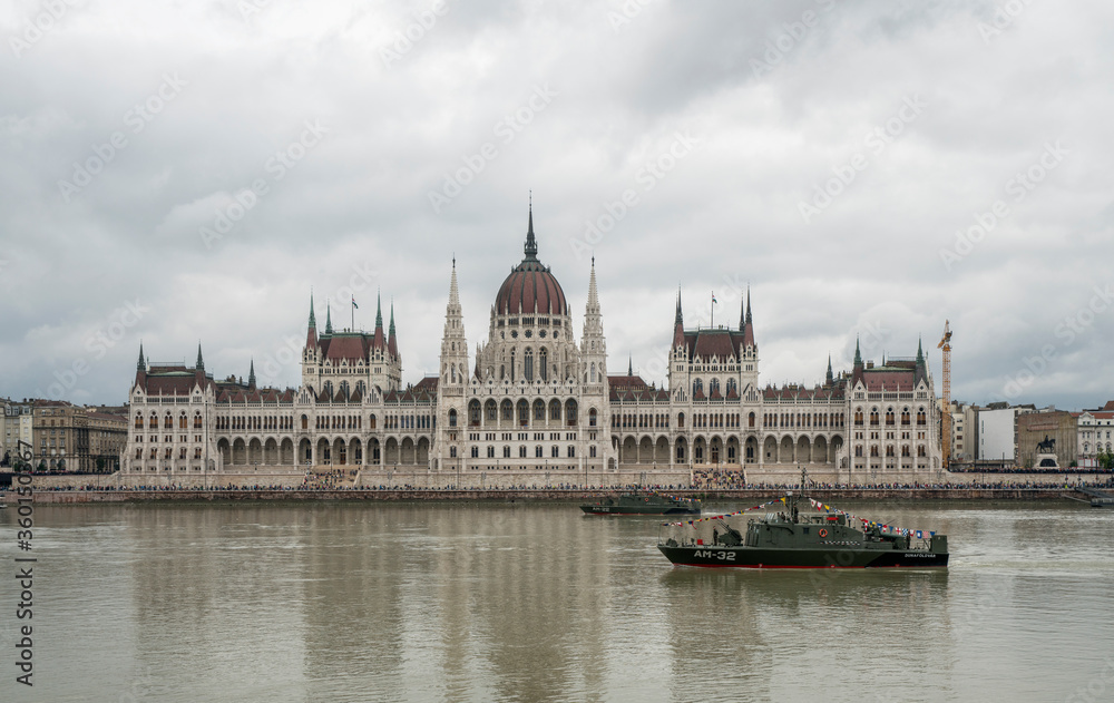 budapest parliament building