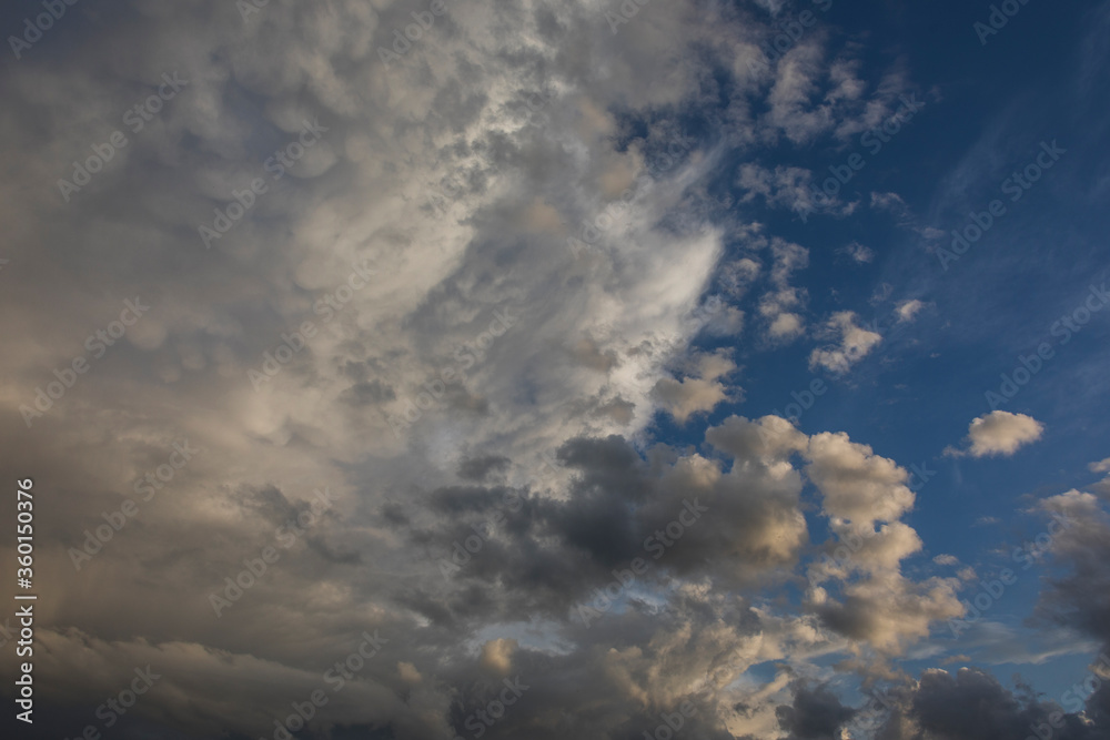 Wolken über dem Land