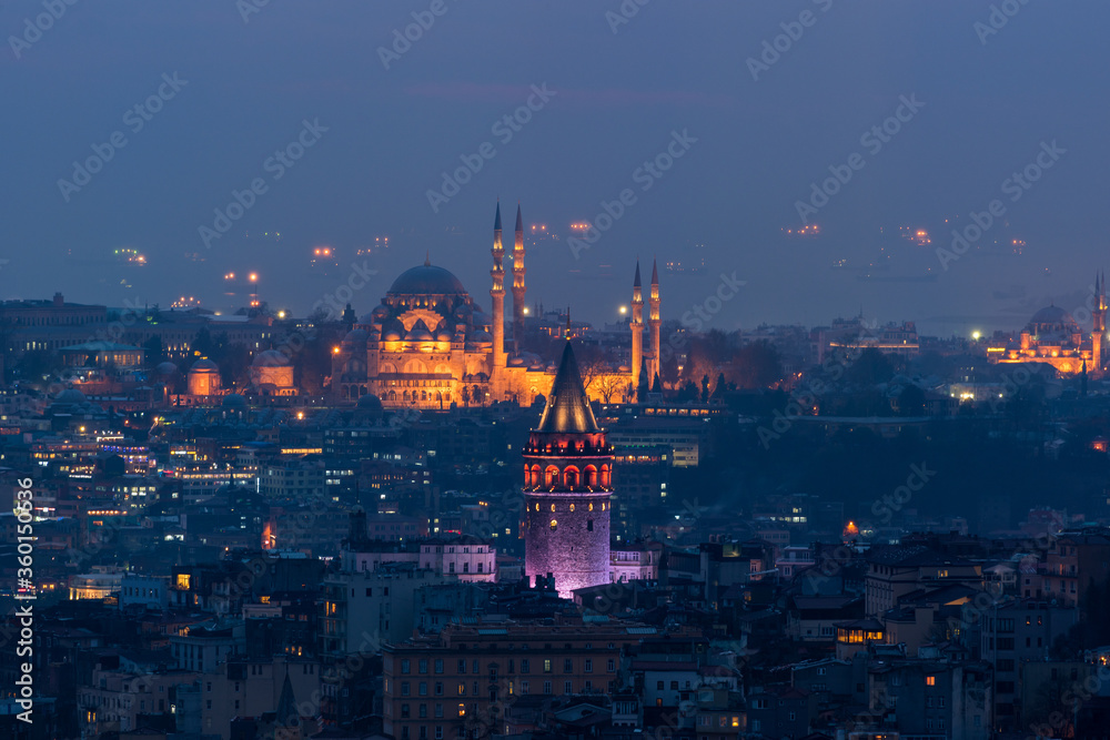 Fototapeta premium Galata Tower and Suleymaniye Mosque at night in Istanbul, Turkey.