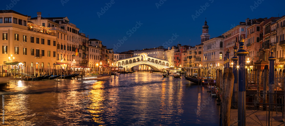 Rialto bridge in Venice in the evening