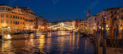 Rialto bridge in Venice in the evening