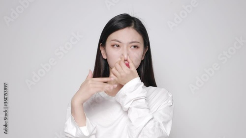 In the room, the Asian beauty who smelled the stink