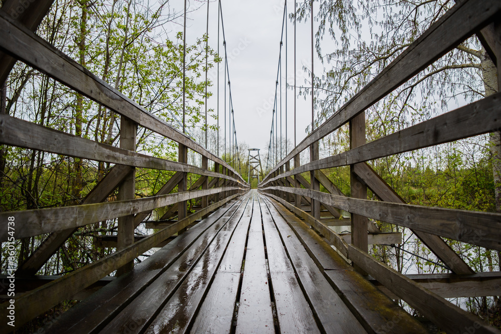 Obraz premium Wooden bridge over the river.