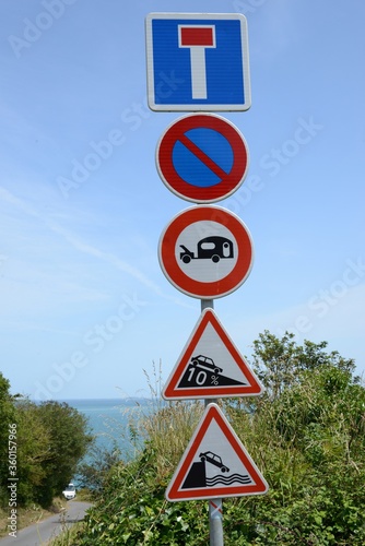 Multiples panneaux sur le bord d'une route en Bretagne