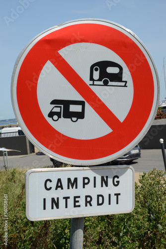 Panneau de signalisation interdisant l'accès aux caravanes et aux camping cars