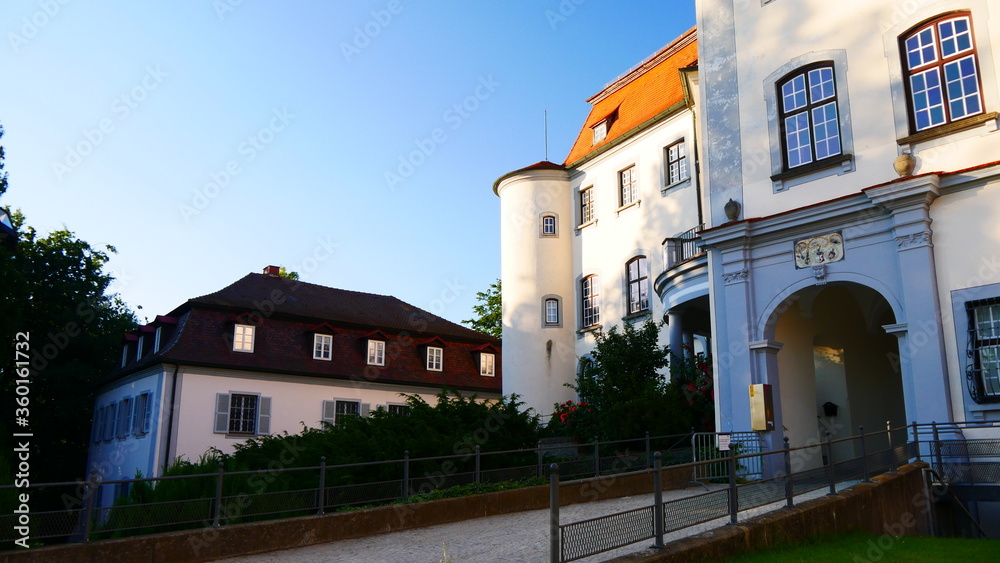 Laupheim, Deutschland: Blick auf den barocken Bau des Laupheimer Schlosses