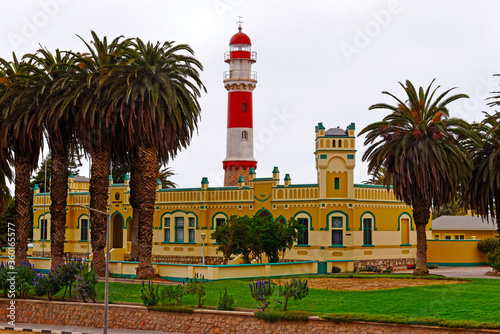 Das alte State House und das ehemalige kaiserliche Bezirksgericht aus der Kolonialzeit, im Hintergrund der Leuchtturm von 1902, Swakopmund, Region Erongo, Namibia
