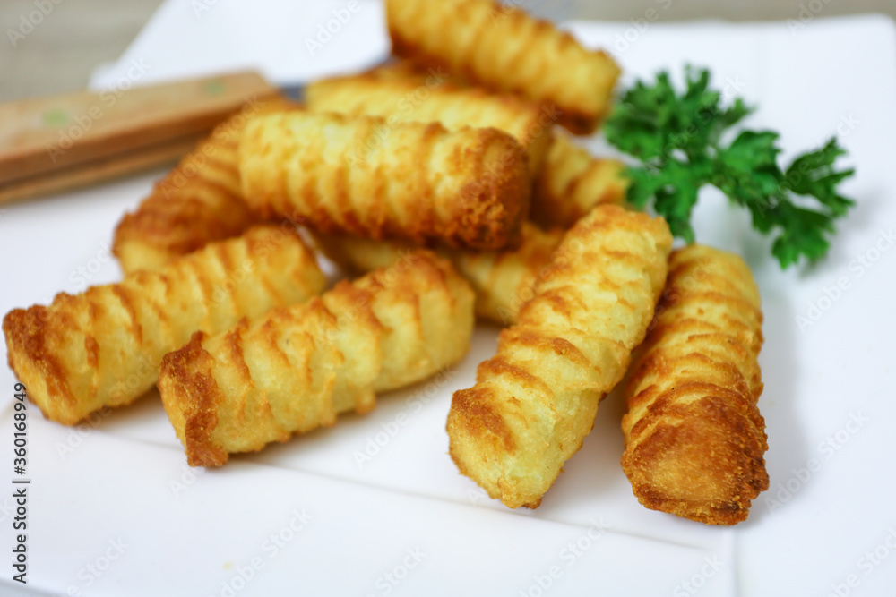 croquettes de pommes de terre dans une assiette