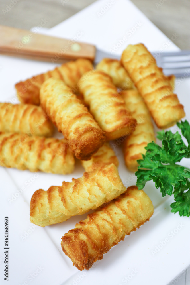 croquettes de pommes de terre dans une assiette croquettes de pommes de terre dans une assiette