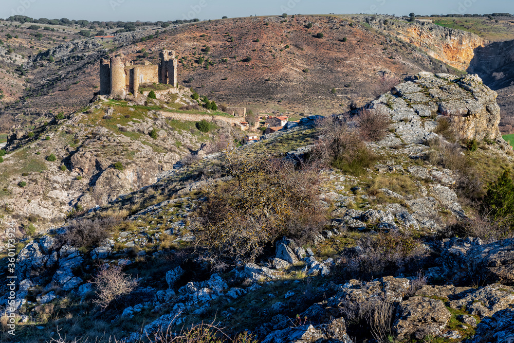 Ruinas del castillo de Pelegrina desde el Cañón del Rio Dulce. Guadalajara. España. Europa.