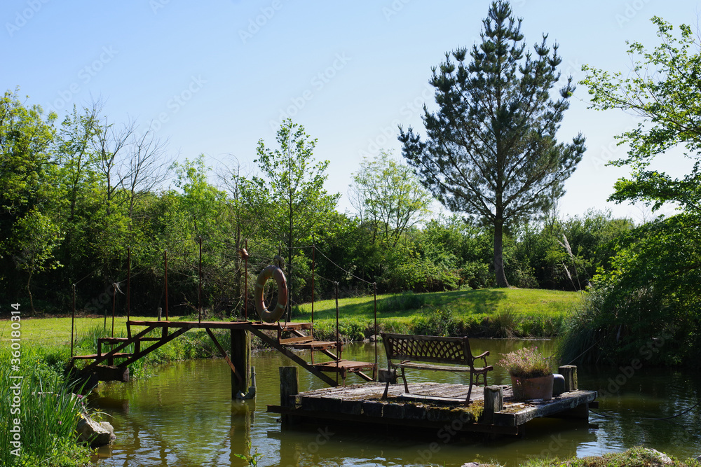 Ponton au-dessus d'un étang Ponton au-dessus d'un étang