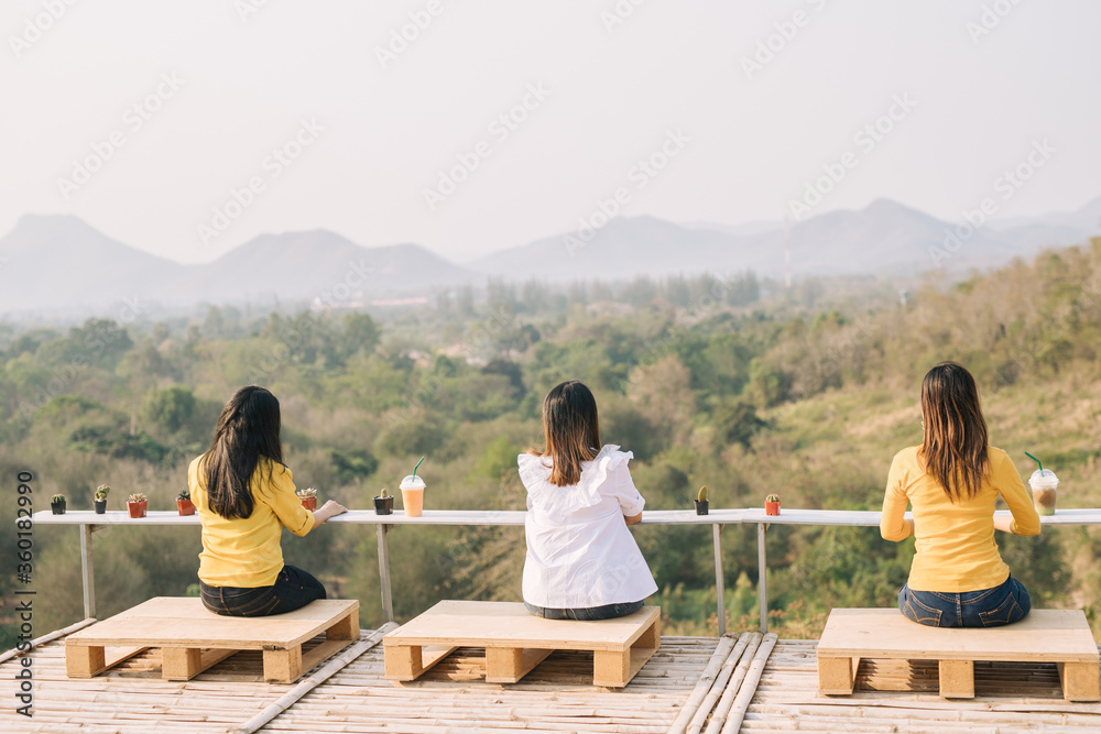 The three women look at the natural scenery of the mountains