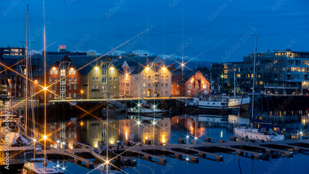 Fototapeta premium Alte Kontorhäuser in Tromsö Hafen zur Blauen Stunde, Finnmark, Norwegen