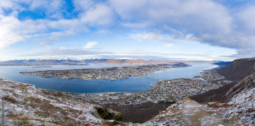 Blick auf die Insel Tromsoya mit der Stadt Tromsö, Finnmark, Norwegen