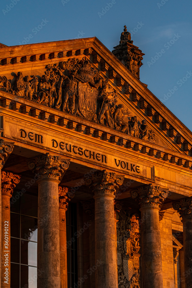 Fototapeta premium Berlin, Reichstag am Abend