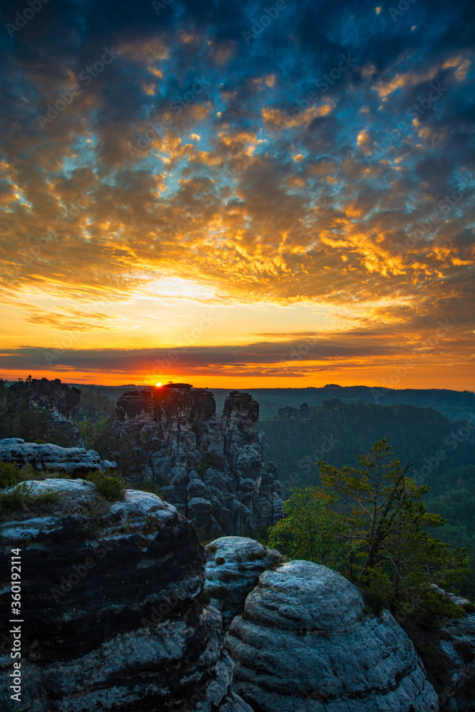 Elbsandsteingebirge bei Sonnenaufgang Elbsandsteingebirge bei Sonnenaufgang