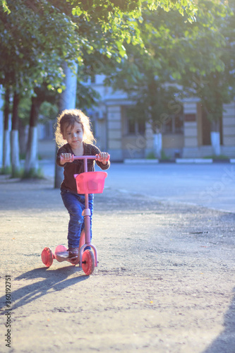 Yong kid girl ride on stree...