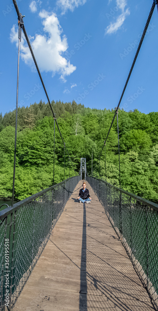 Obraz premium Photo session Freedom. Girl on the bridge. Pasarel Dam, Bulgaria.