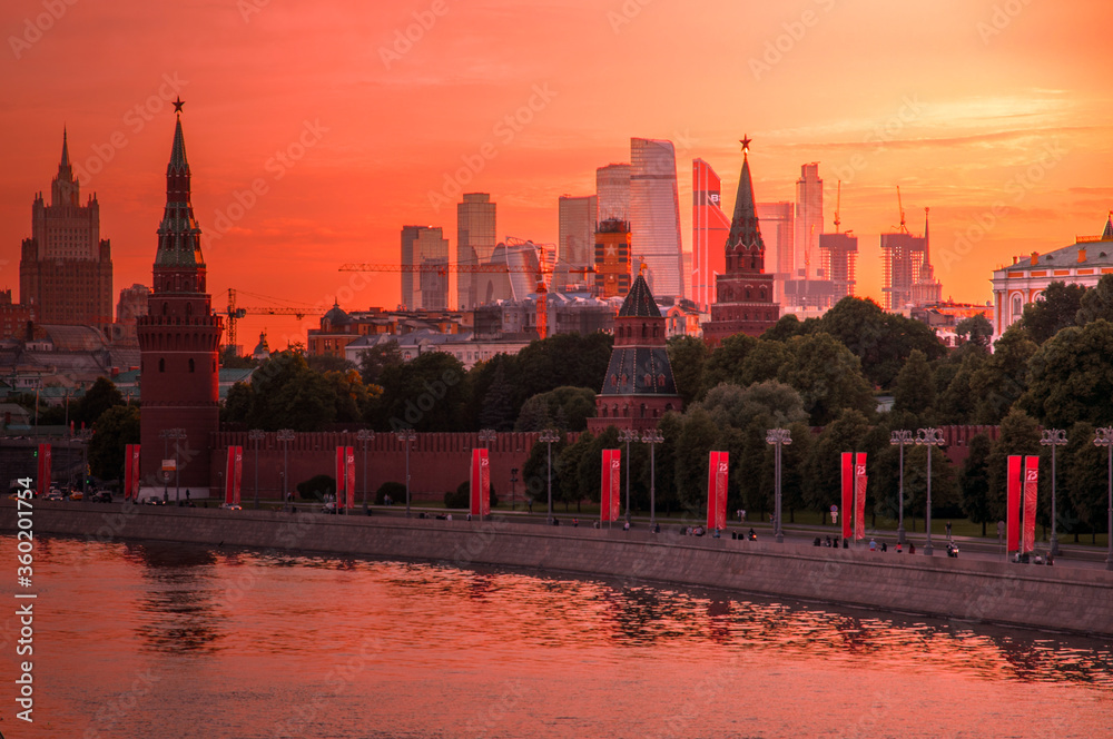 Obraz premium Panoramic view of the Moscow Kremlin, Moscow City and the Moscow River during sunset