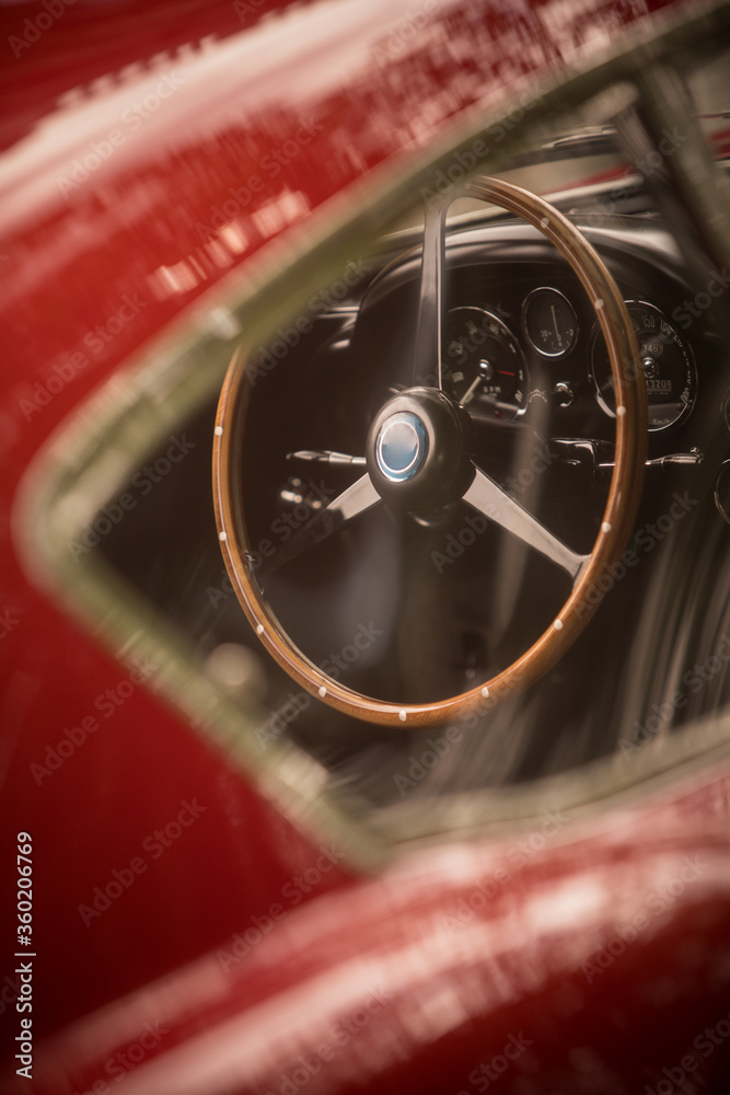 Obraz premium Wooden steering wheel of an old classic car