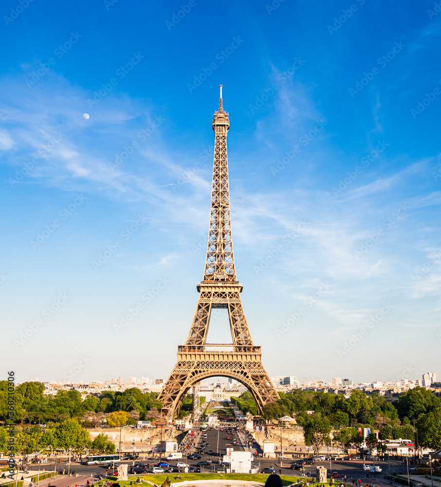 パリ　夕映えのエッフェル塔　縦位置