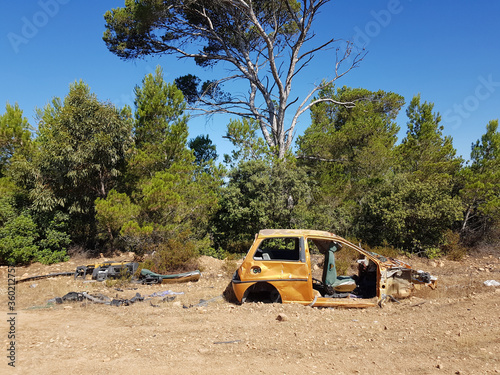 Automobile abbandonata