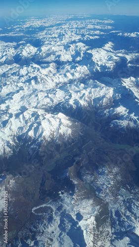 ośnieżone góry w słońcu. widoki z samolotu.