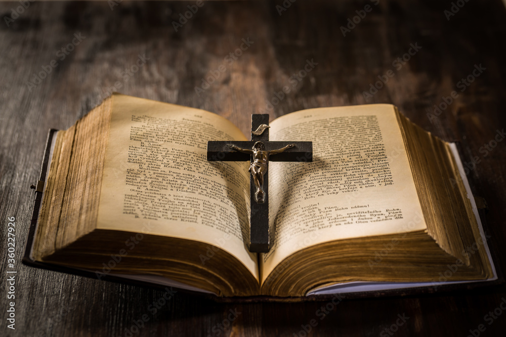 Fototapeta premium Open old bible with crucifix