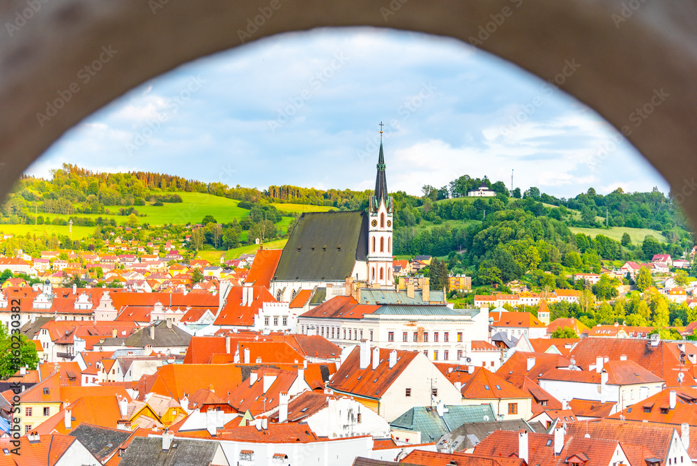Φωτογραφία Cesky Krumlov - arch framed view of historical city centre with St Vitus church in the middle
