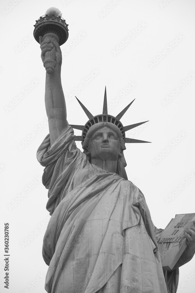 Fototapeta premium Freiheitsstatue auf Liberty Island in schwarz-weiß. New York City. USA