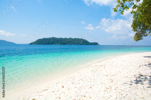 Fototapeta Naklejka Na Ścianę i Meble -  beautiful beach and tropical sea at lipe island ,satun Thailand