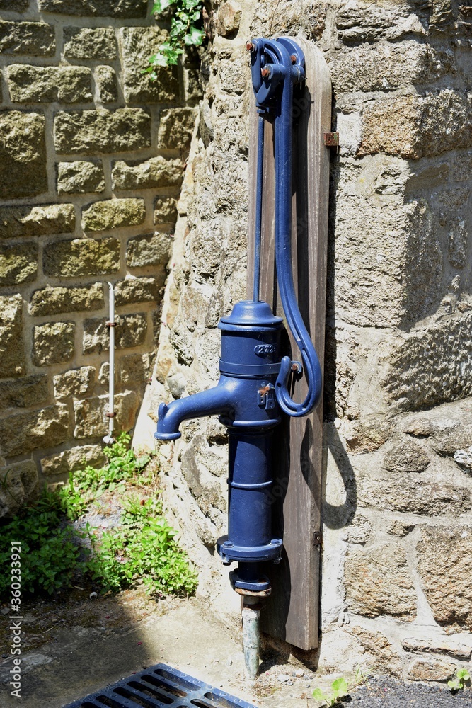 Pompe à eau manuelle dans un village de Bretagne Photos