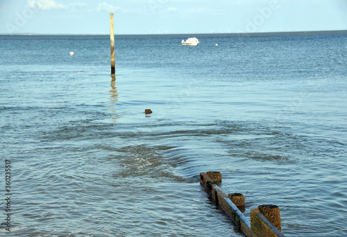 La marée exerce son courant plage des Sableaux à Noirmoutier. photo