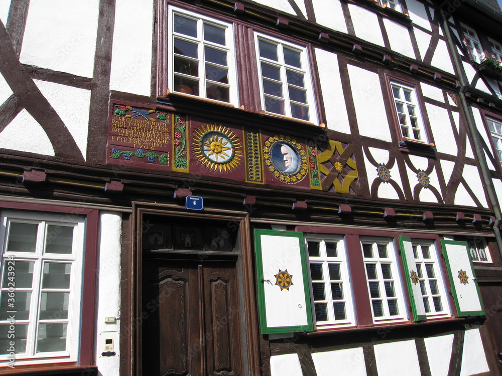 Fototapeta premium Farbige Schnitzereien Fachwerkhaus in Butzbach