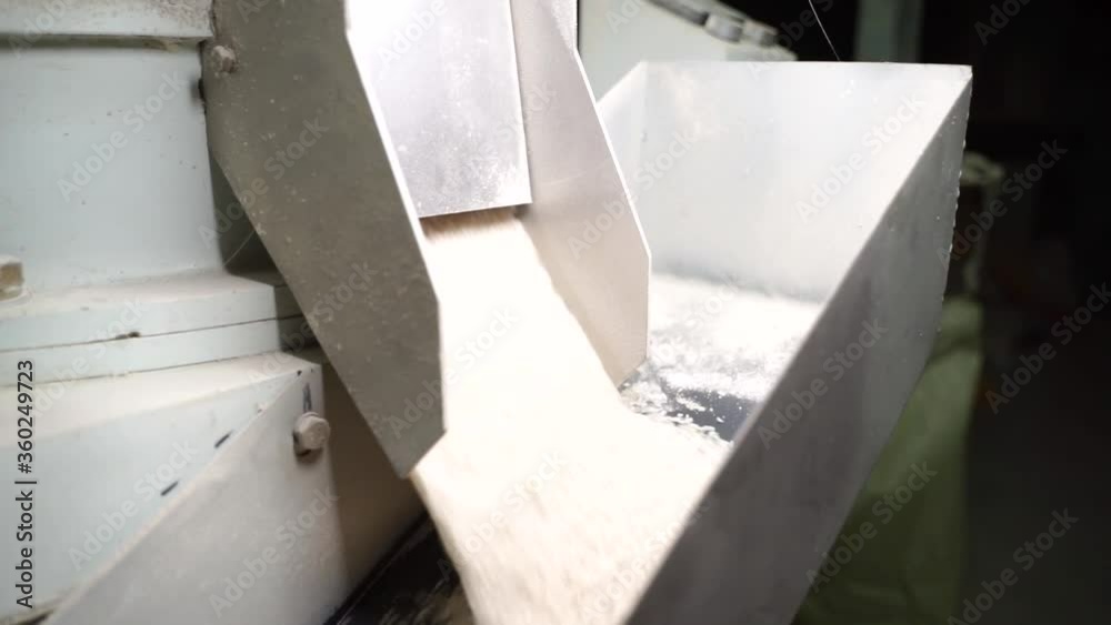 the process of distributing rice to the next machine. the process of distributing rice to the next machine.